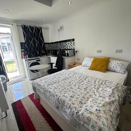 Luxury Ensuite Studio In Crayford Dartford Bexley London With Full Kitchen And Side Garden Alleyway Entrance Erith Eksteriør bilde