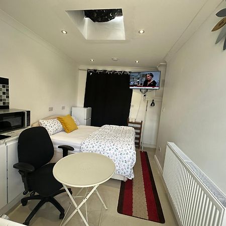 Luxury Ensuite Studio In Crayford Dartford Bexley London With Full Kitchen And Side Garden Alleyway Entrance Erith Eksteriør bilde