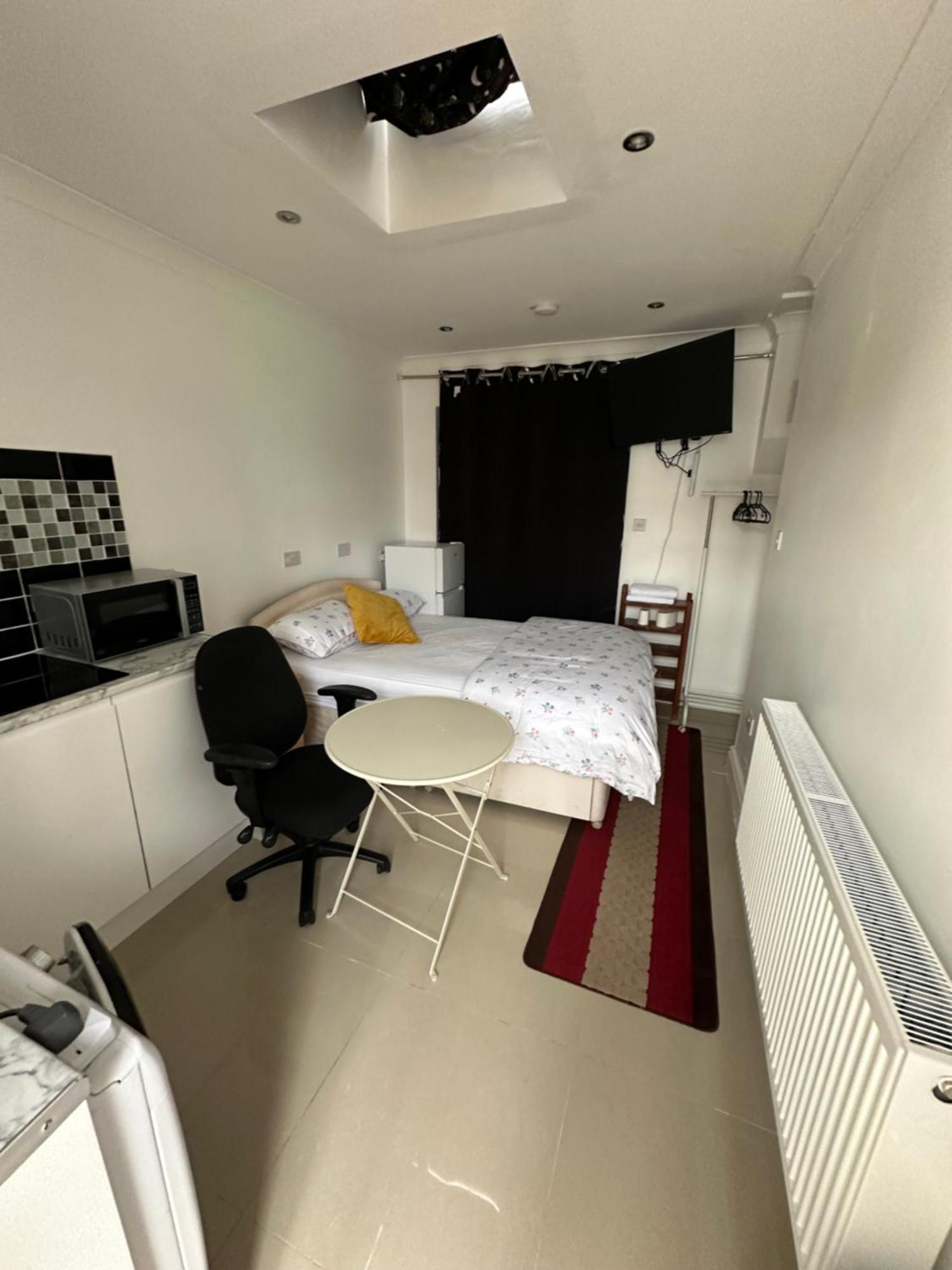 Luxury Ensuite Studio In Crayford Dartford Bexley London With Full Kitchen And Side Garden Alleyway Entrance Erith Eksteriør bilde