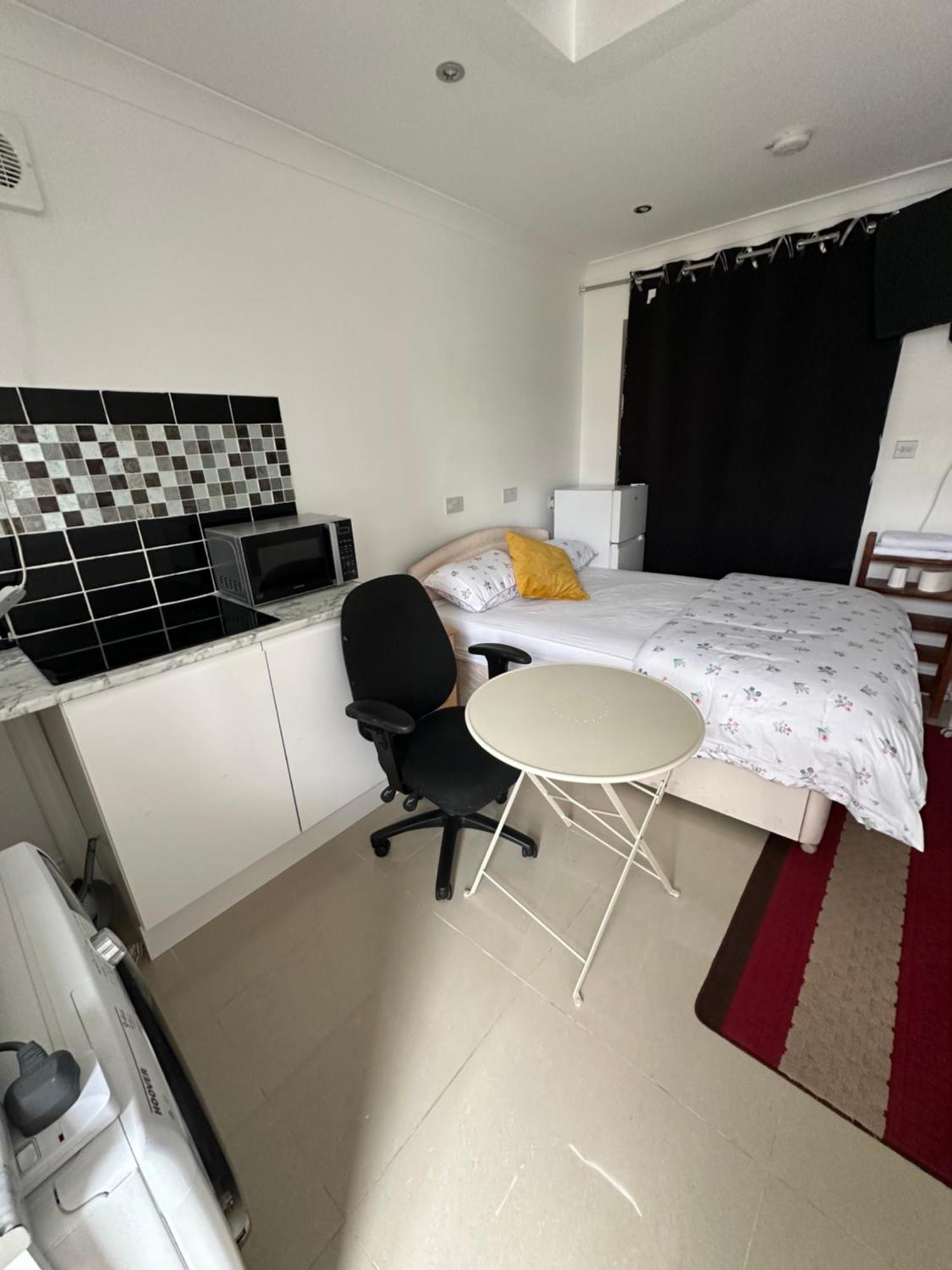 Luxury Ensuite Studio In Crayford Dartford Bexley London With Full Kitchen And Side Garden Alleyway Entrance Erith Eksteriør bilde