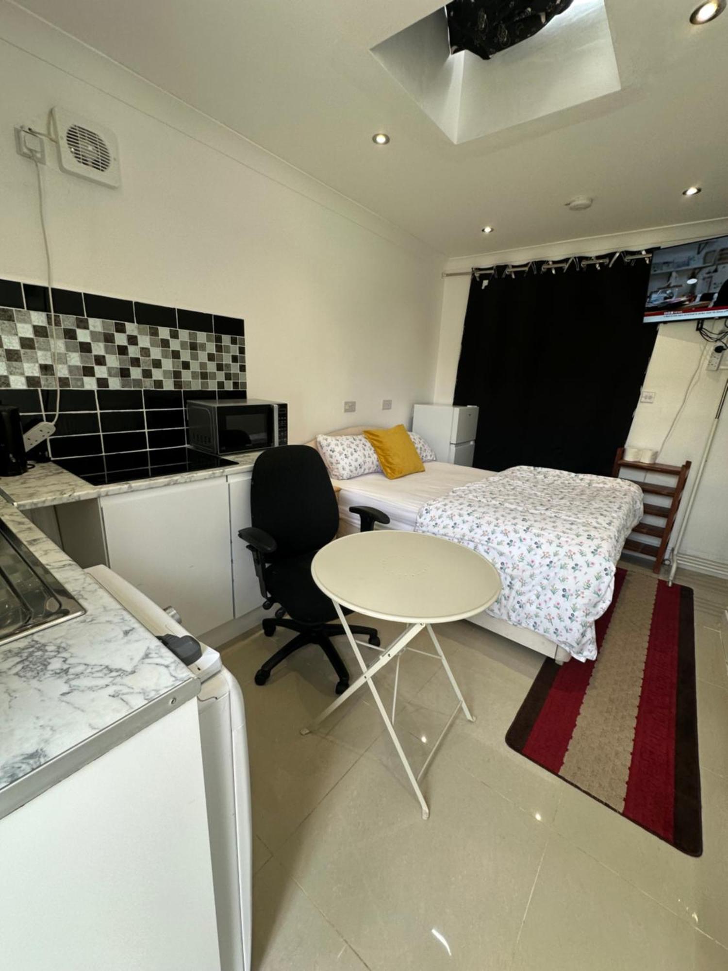 Luxury Ensuite Studio In Crayford Dartford Bexley London With Full Kitchen And Side Garden Alleyway Entrance Erith Eksteriør bilde