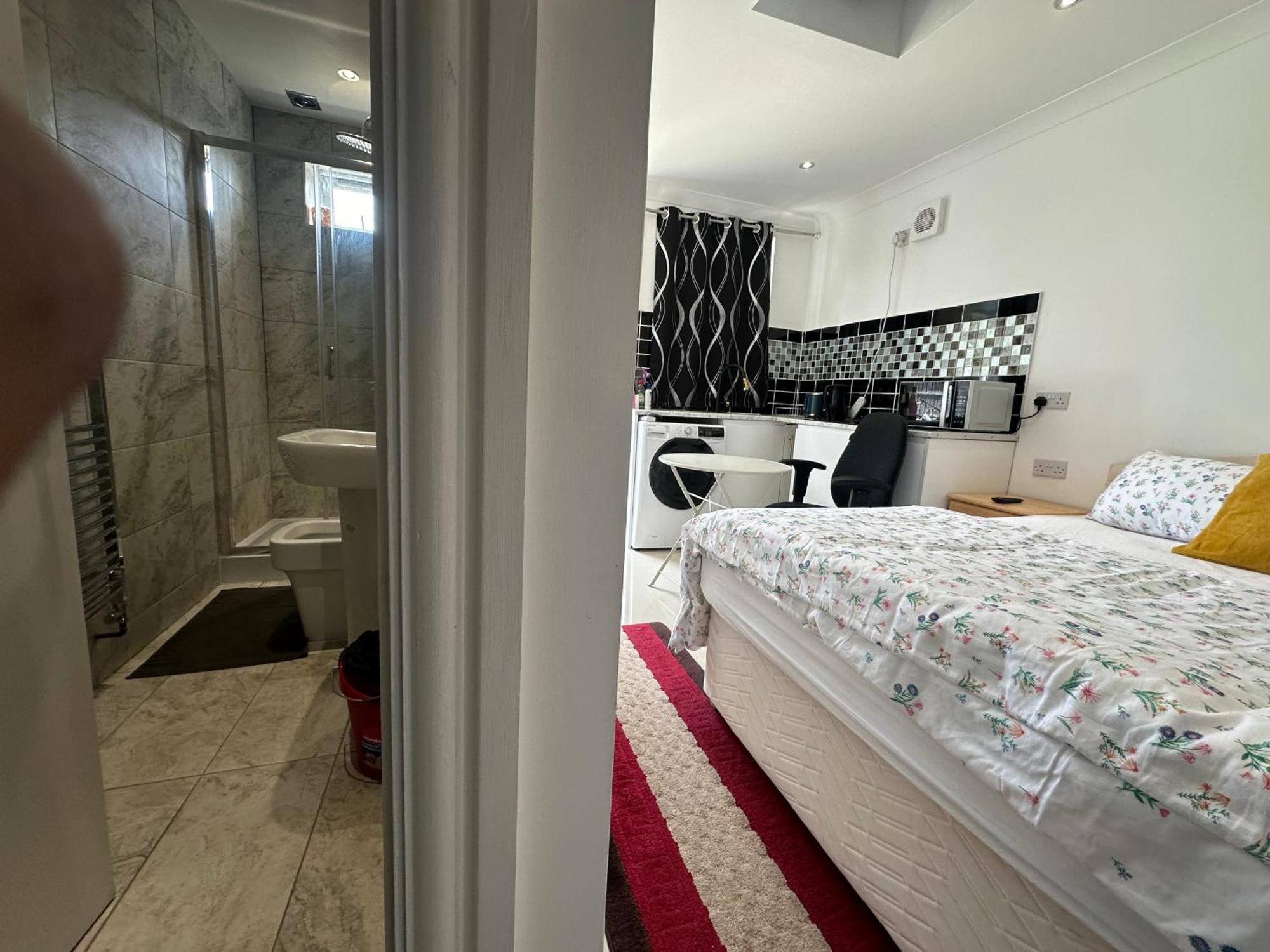 Luxury Ensuite Studio In Crayford Dartford Bexley London With Full Kitchen And Side Garden Alleyway Entrance Erith Eksteriør bilde