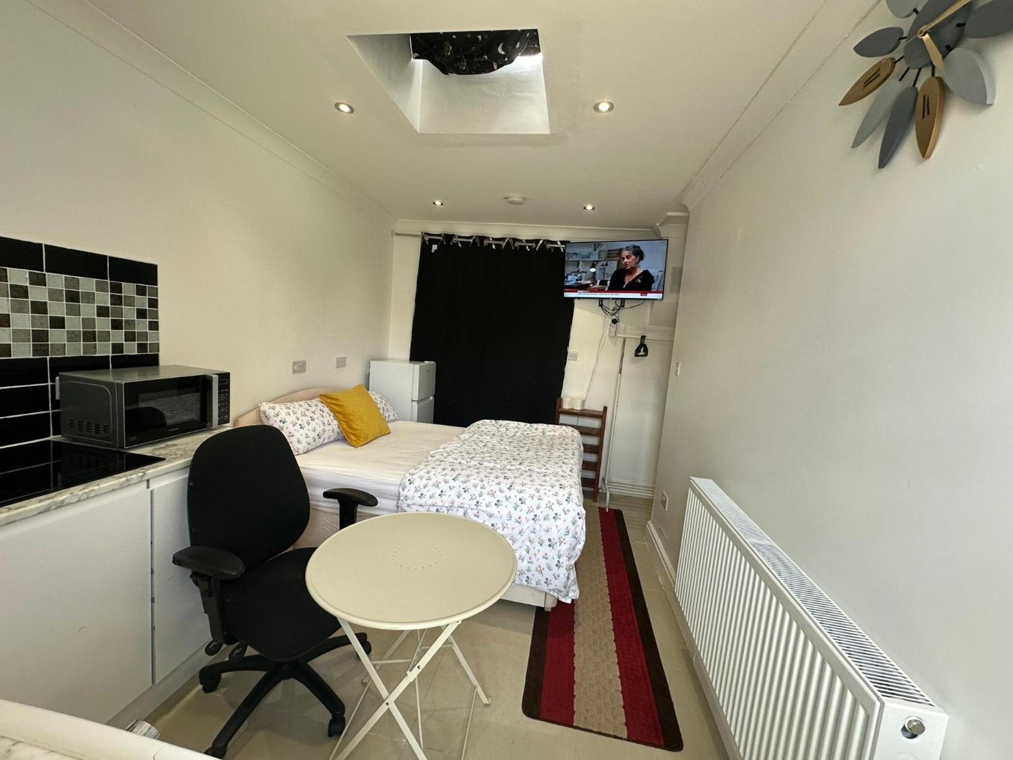 Luxury Ensuite Studio In Crayford Dartford Bexley London With Full Kitchen And Side Garden Alleyway Entrance Erith Eksteriør bilde