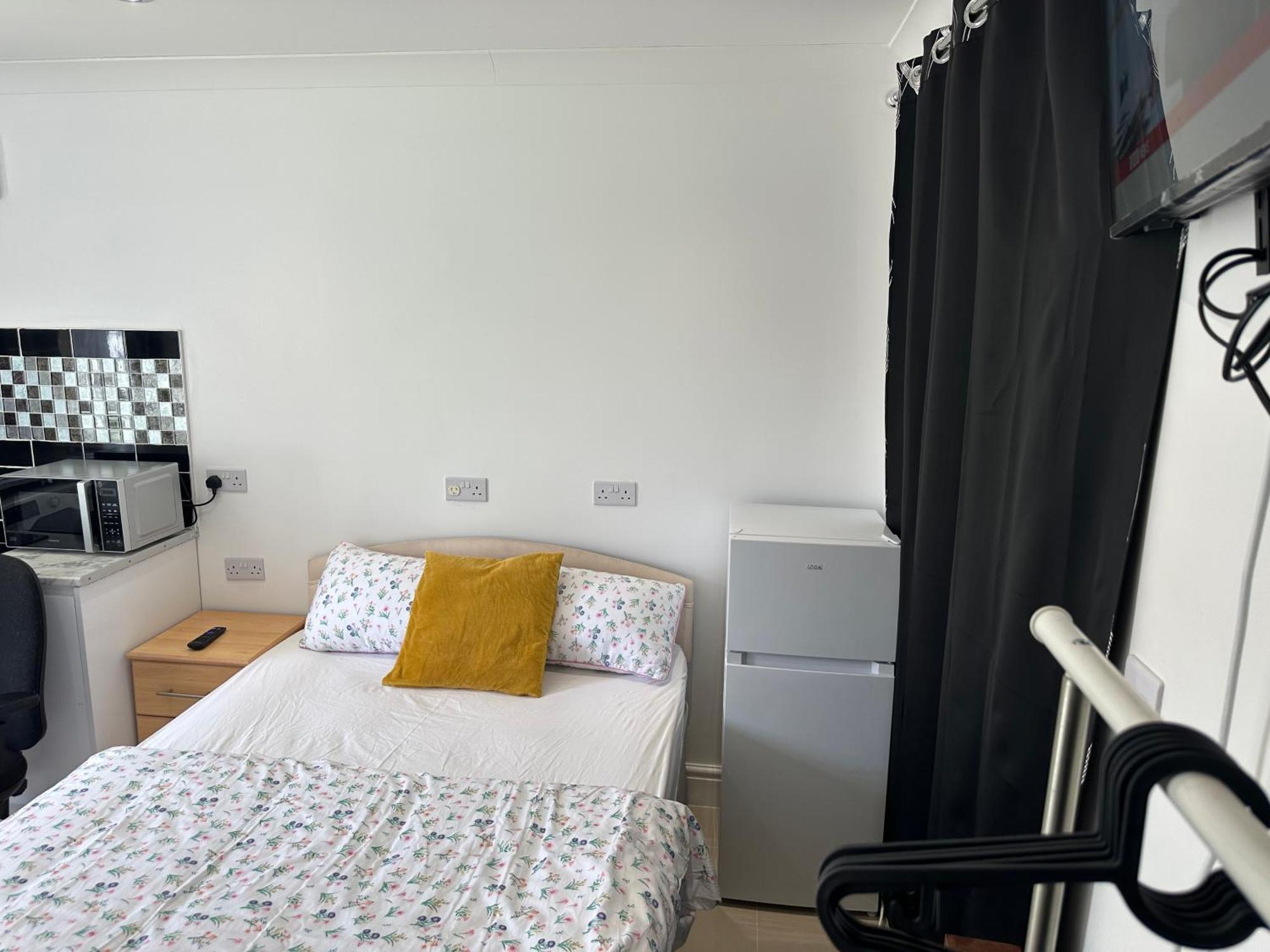 Luxury Ensuite Studio In Crayford Dartford Bexley London With Full Kitchen And Side Garden Alleyway Entrance Erith Eksteriør bilde