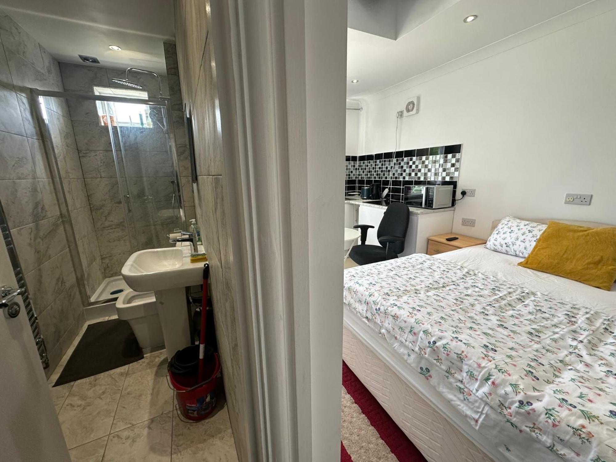 Luxury Ensuite Studio In Crayford Dartford Bexley London With Full Kitchen And Side Garden Alleyway Entrance Erith Eksteriør bilde