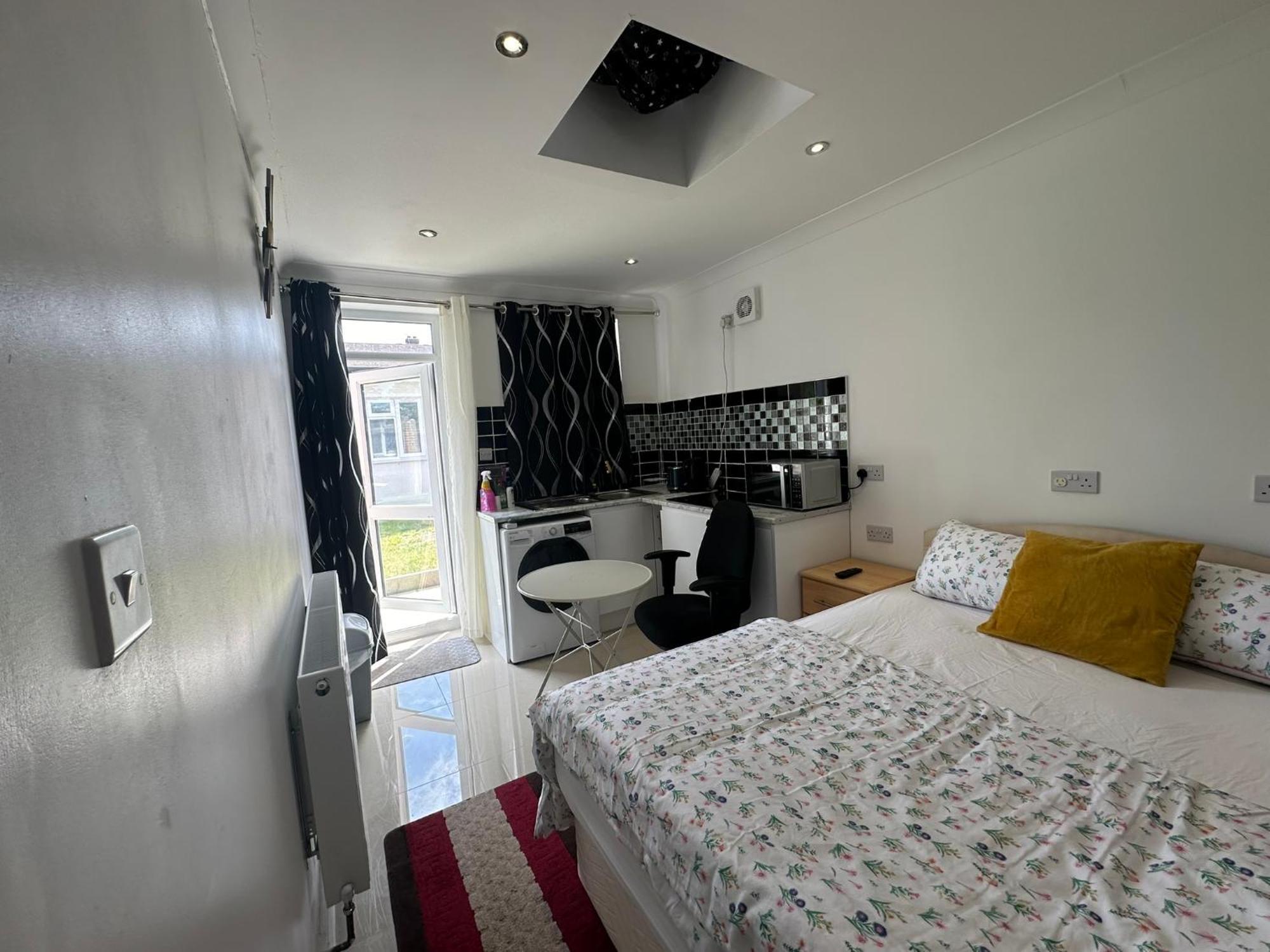 Luxury Ensuite Studio In Crayford Dartford Bexley London With Full Kitchen And Side Garden Alleyway Entrance Erith Eksteriør bilde