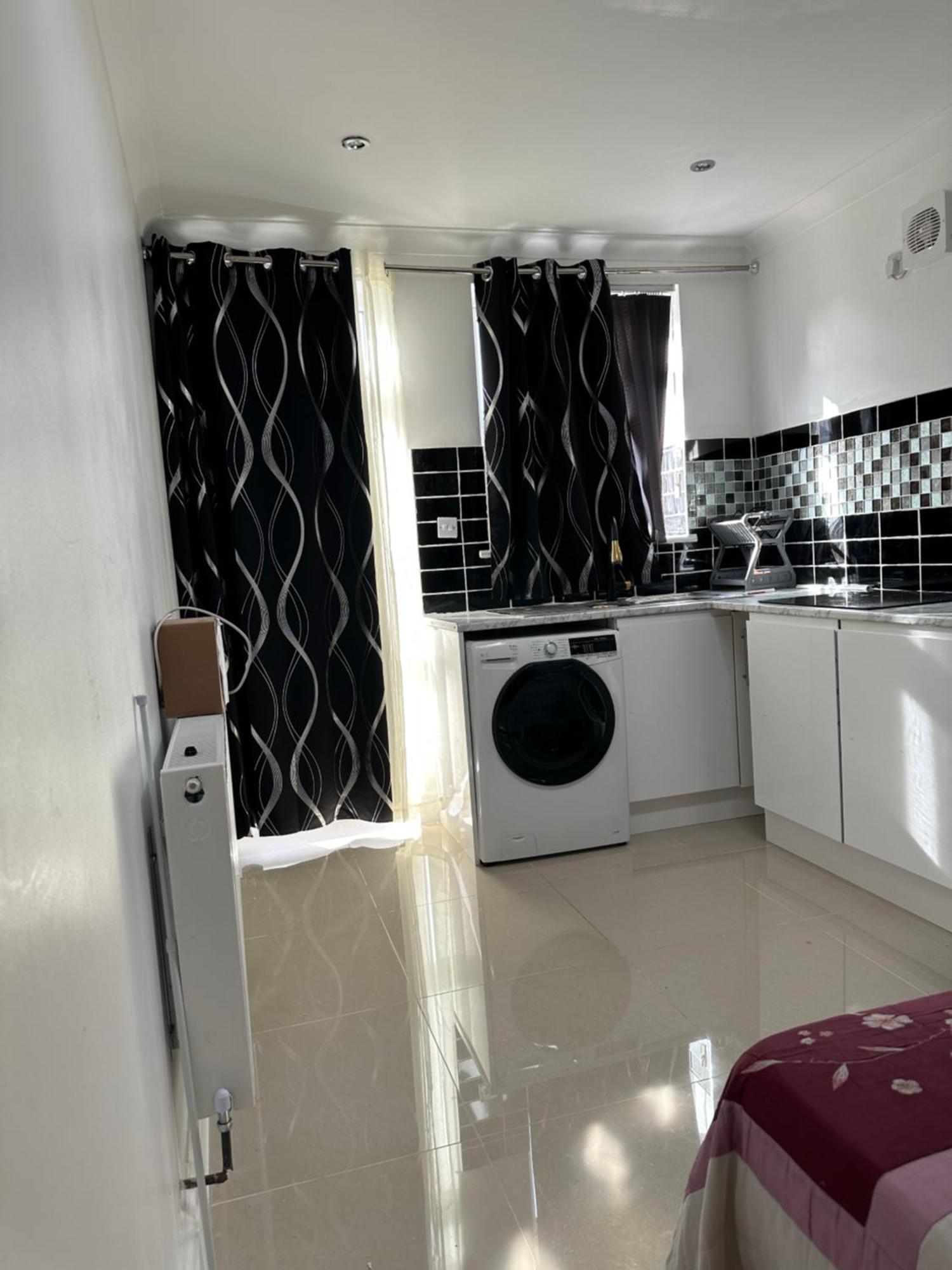 Luxury Ensuite Studio In Crayford Dartford Bexley London With Full Kitchen And Side Garden Alleyway Entrance Erith Eksteriør bilde
