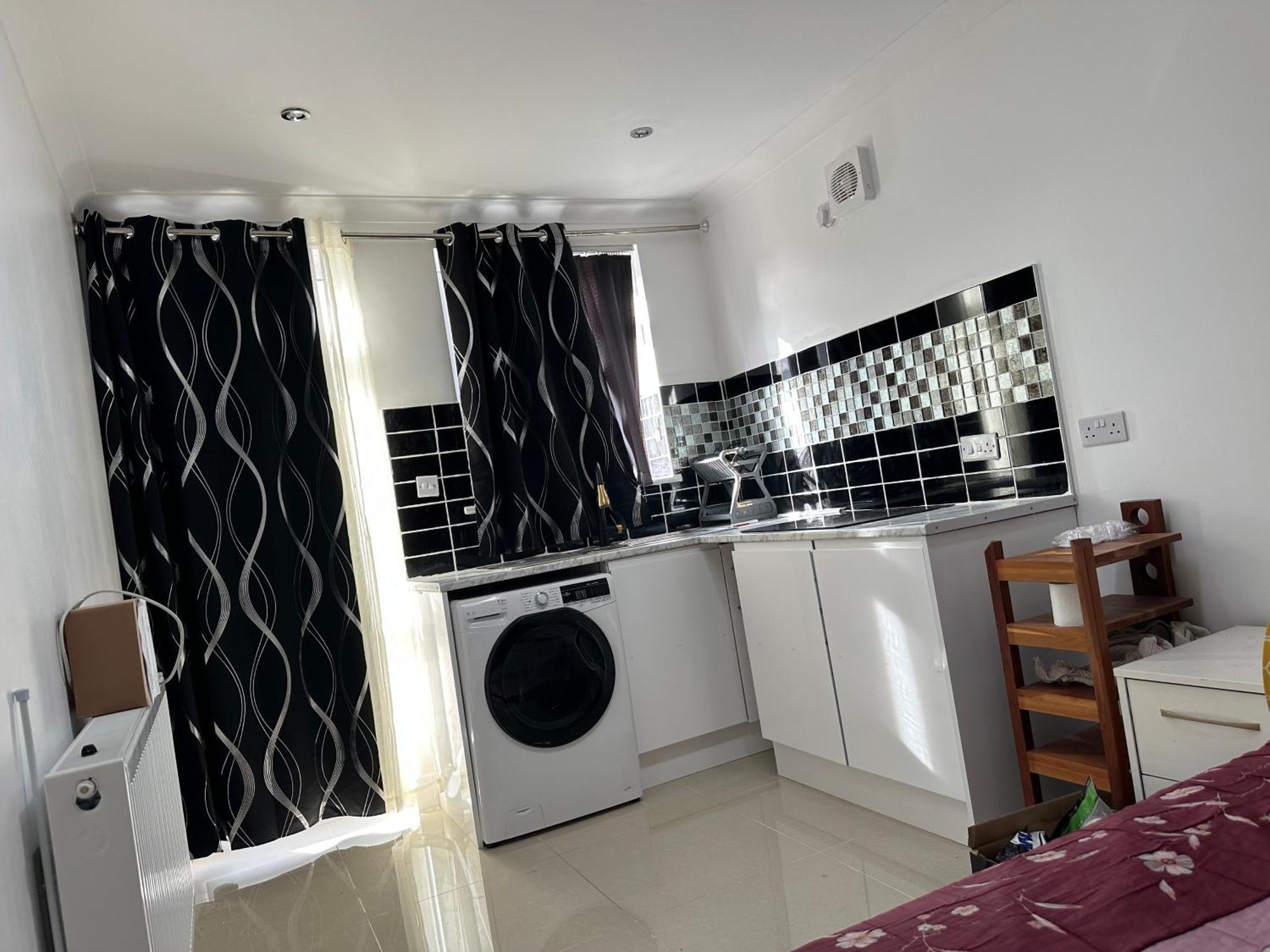 Luxury Ensuite Studio In Crayford Dartford Bexley London With Full Kitchen And Side Garden Alleyway Entrance Erith Eksteriør bilde