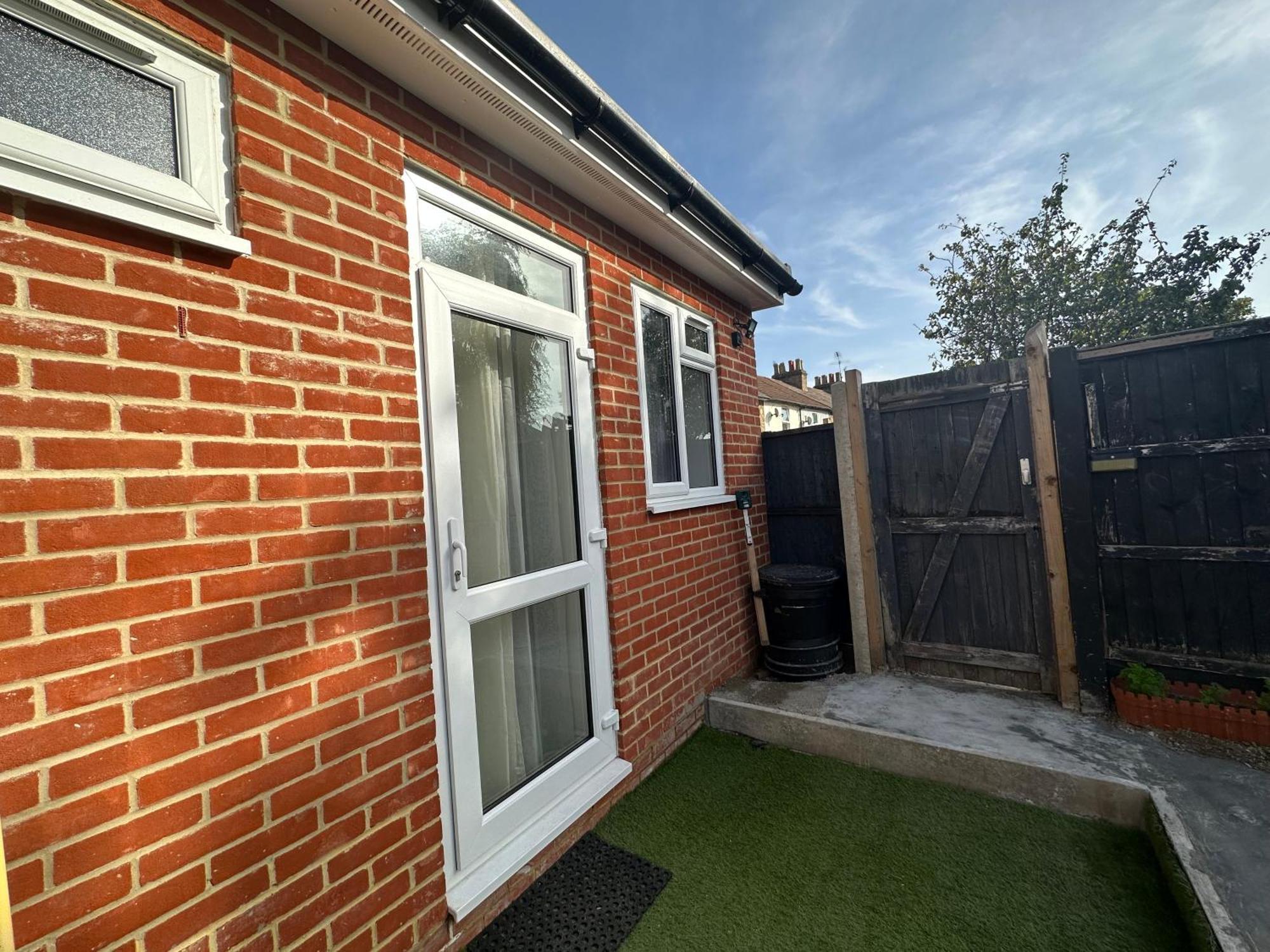 Luxury Ensuite Studio In Crayford Dartford Bexley London With Full Kitchen And Side Garden Alleyway Entrance Erith Eksteriør bilde