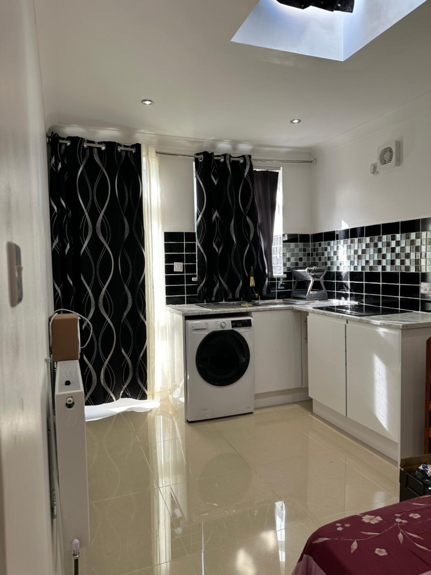 Luxury Ensuite Studio In Crayford Dartford Bexley London With Full Kitchen And Side Garden Alleyway Entrance Erith Eksteriør bilde