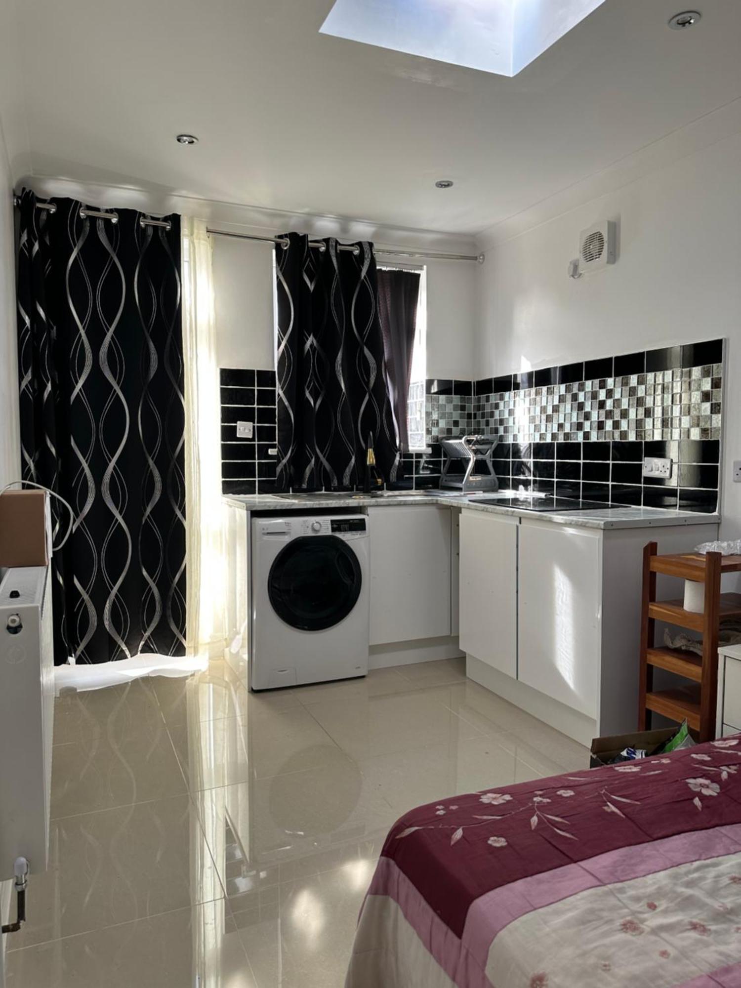 Luxury Ensuite Studio In Crayford Dartford Bexley London With Full Kitchen And Side Garden Alleyway Entrance Erith Eksteriør bilde